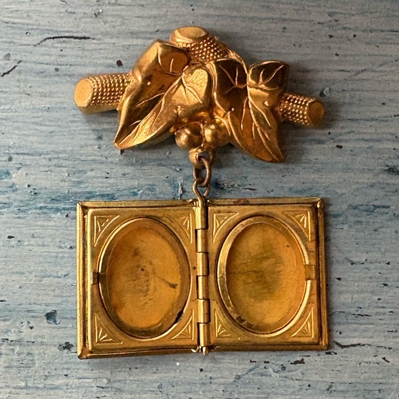 Vintage gold pin with locket for two pictures and flowers on front - Picture 3 of 10